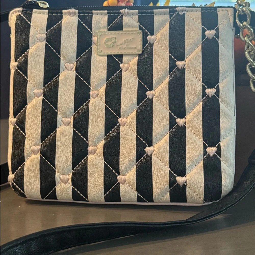 Betsey Johnson Black and White Striped Crossbody Bag preloved - Picture 3 of 9